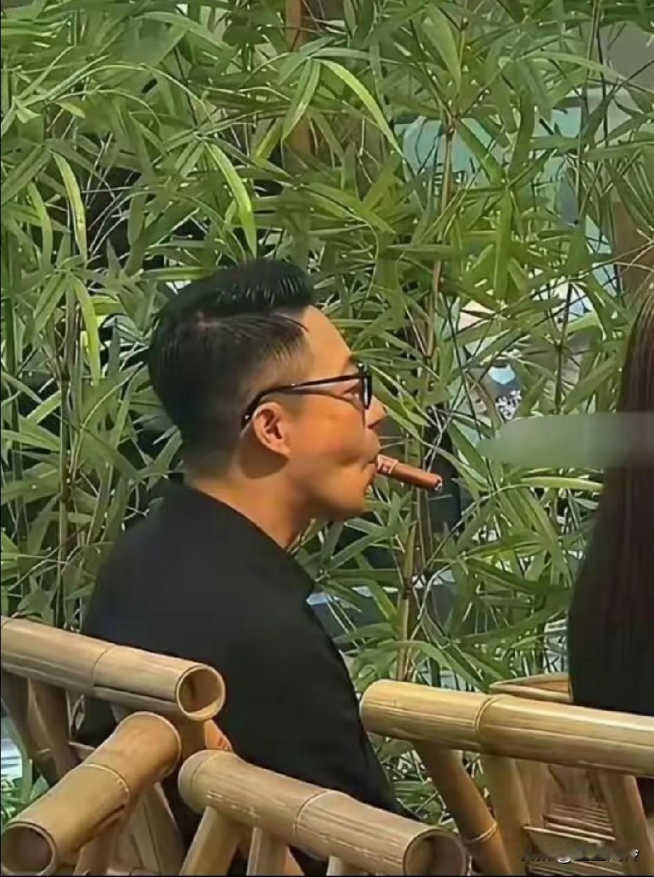 搞得跟老烟鬼似的，哎！
不学无术游手好闲，抽烟抽这么狠么？不管什么场合抽一根，这