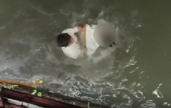 这几天杭州救人视频被举报的事，真是让人心里五味杂陈。
高先生冒着深秋河水的冰冷，