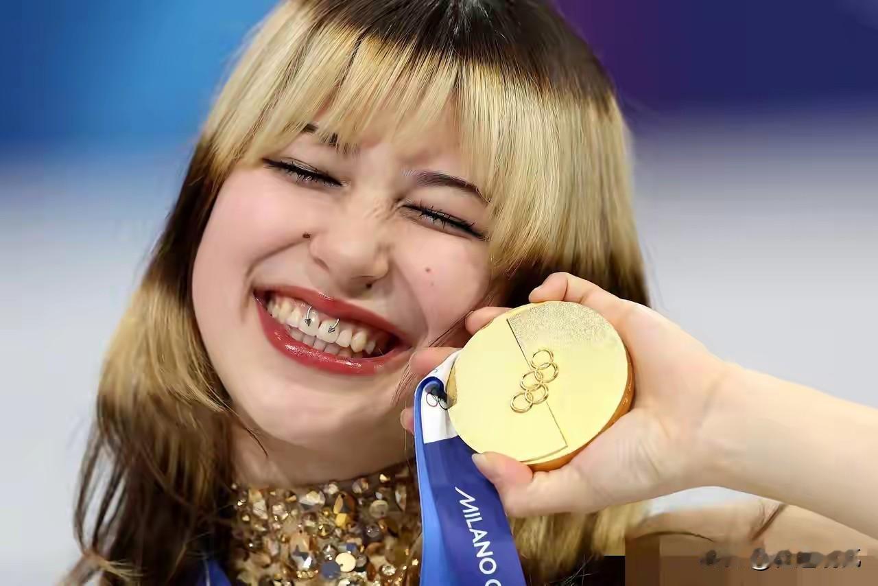 确实让人好奇，
刘美贤一笑就会露出上嘴唇上的金属半圆圈，仔细一看两头还是矛形的，