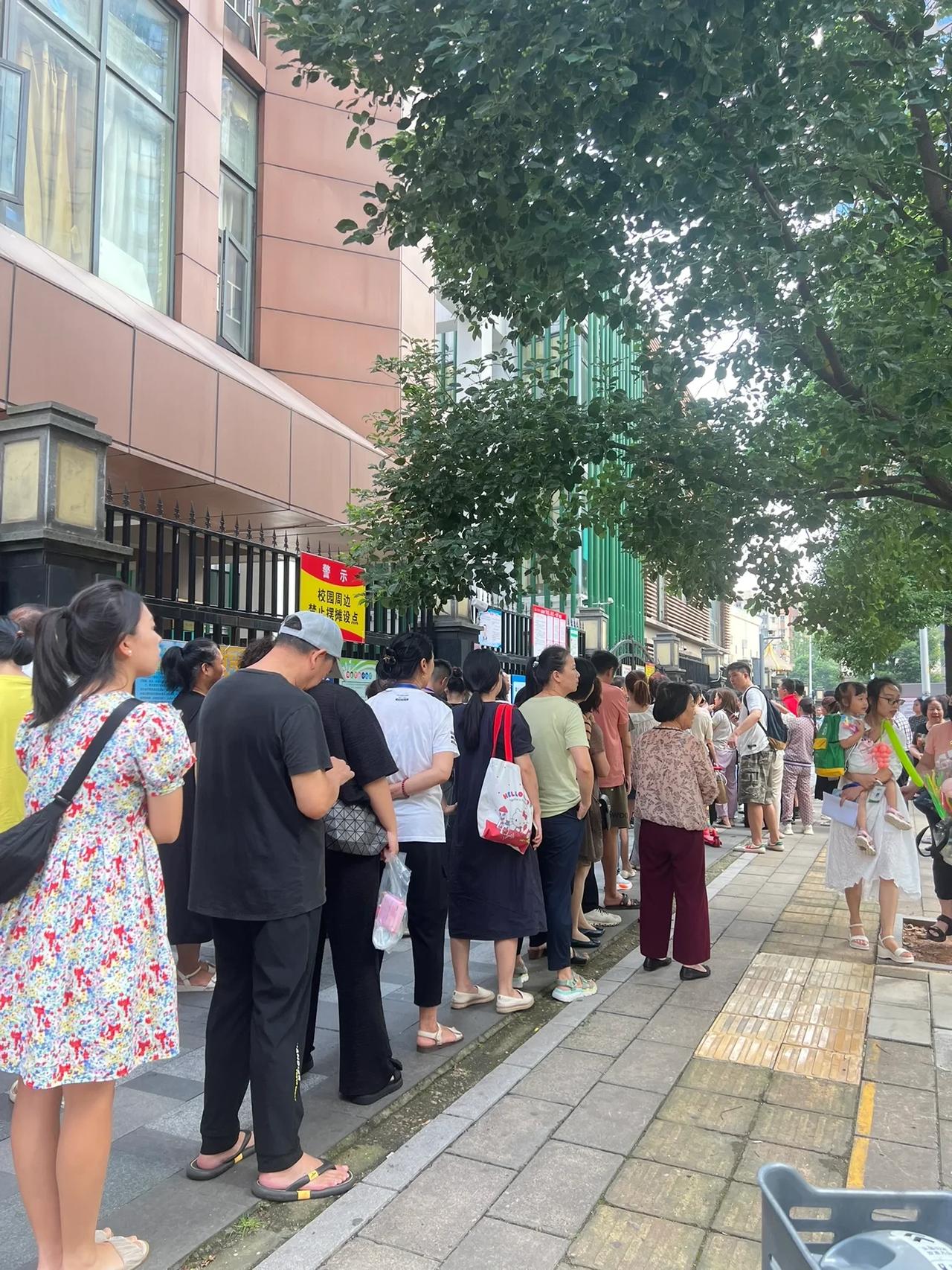 现在的学生为什么都要家长接送？是不是太过矫情了？
现在小学门口总是聚集着众多等待