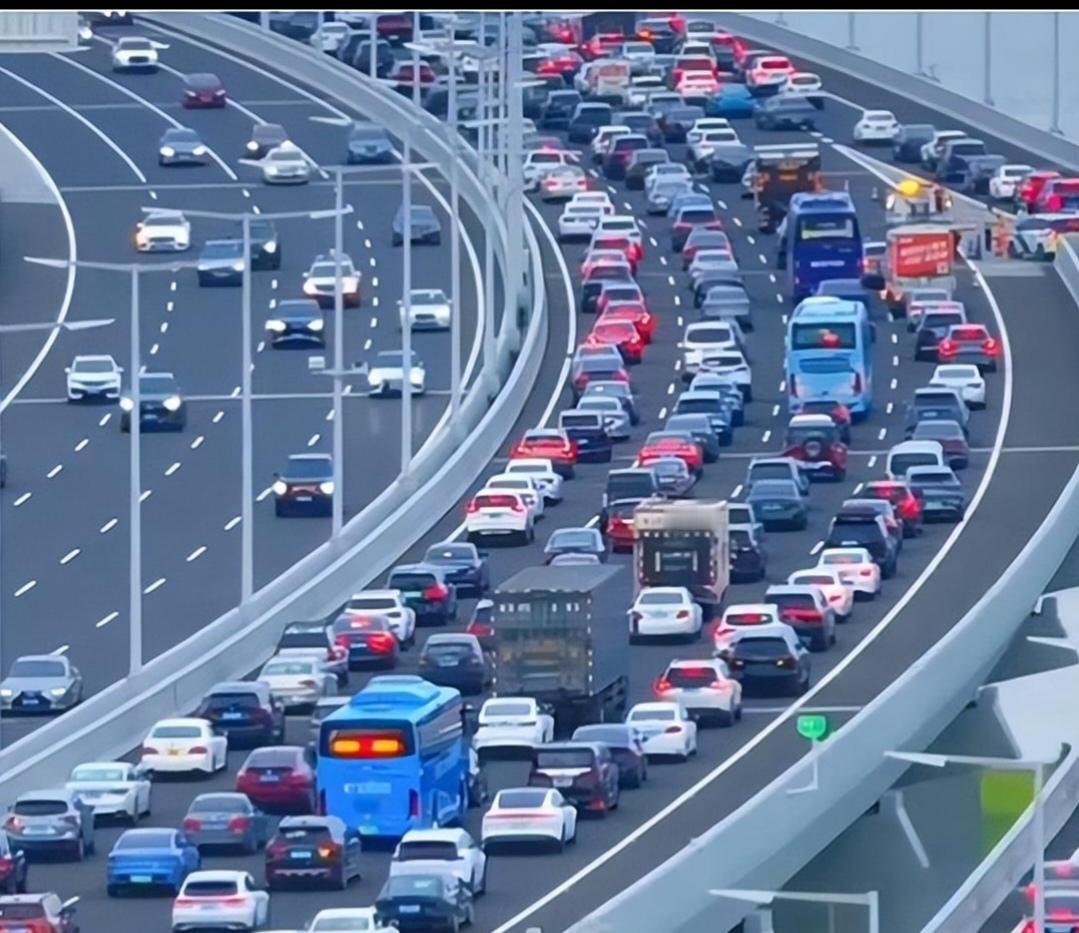 高速收费站拥堵会影响你的出行计划吗？
高速收费站拥堵真的超影响出行计划！之前我计