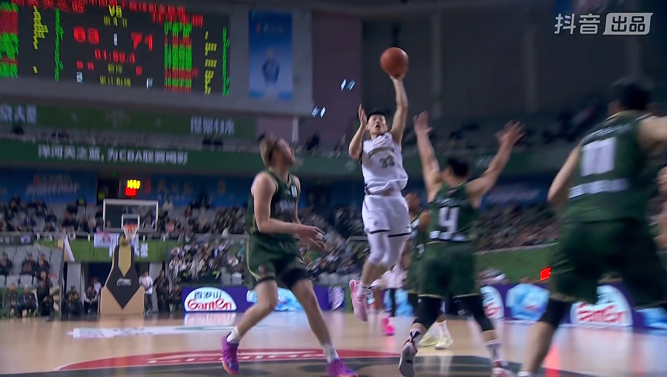 王岚嵚命中关键三分，然后又一个抛投，他重回南京主场，现在已经拿到赛季新高的21分