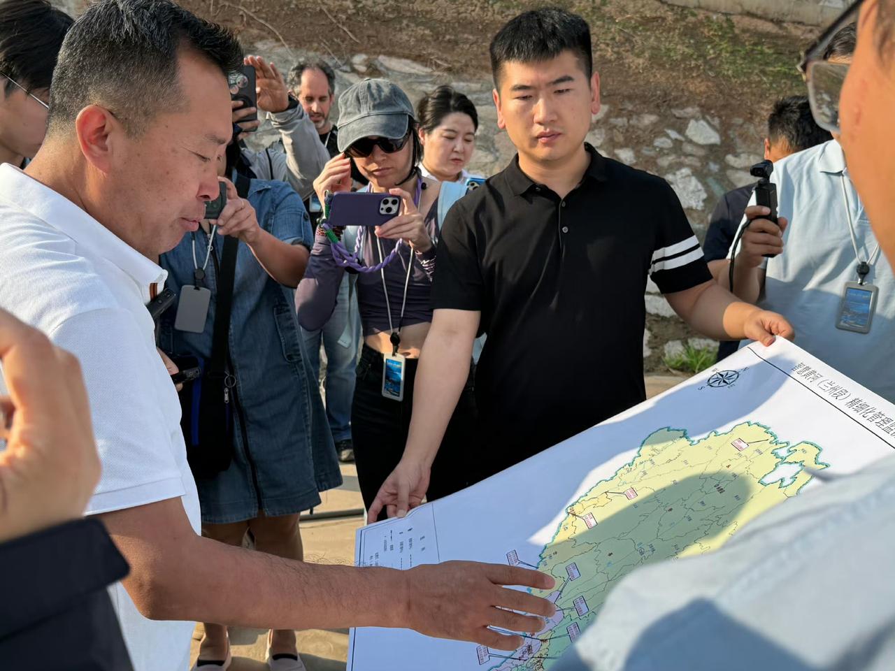 外媒解读智慧治河背后的系统思维

六大洲外媒在探访西沙大桥水质自动监测站时，并未