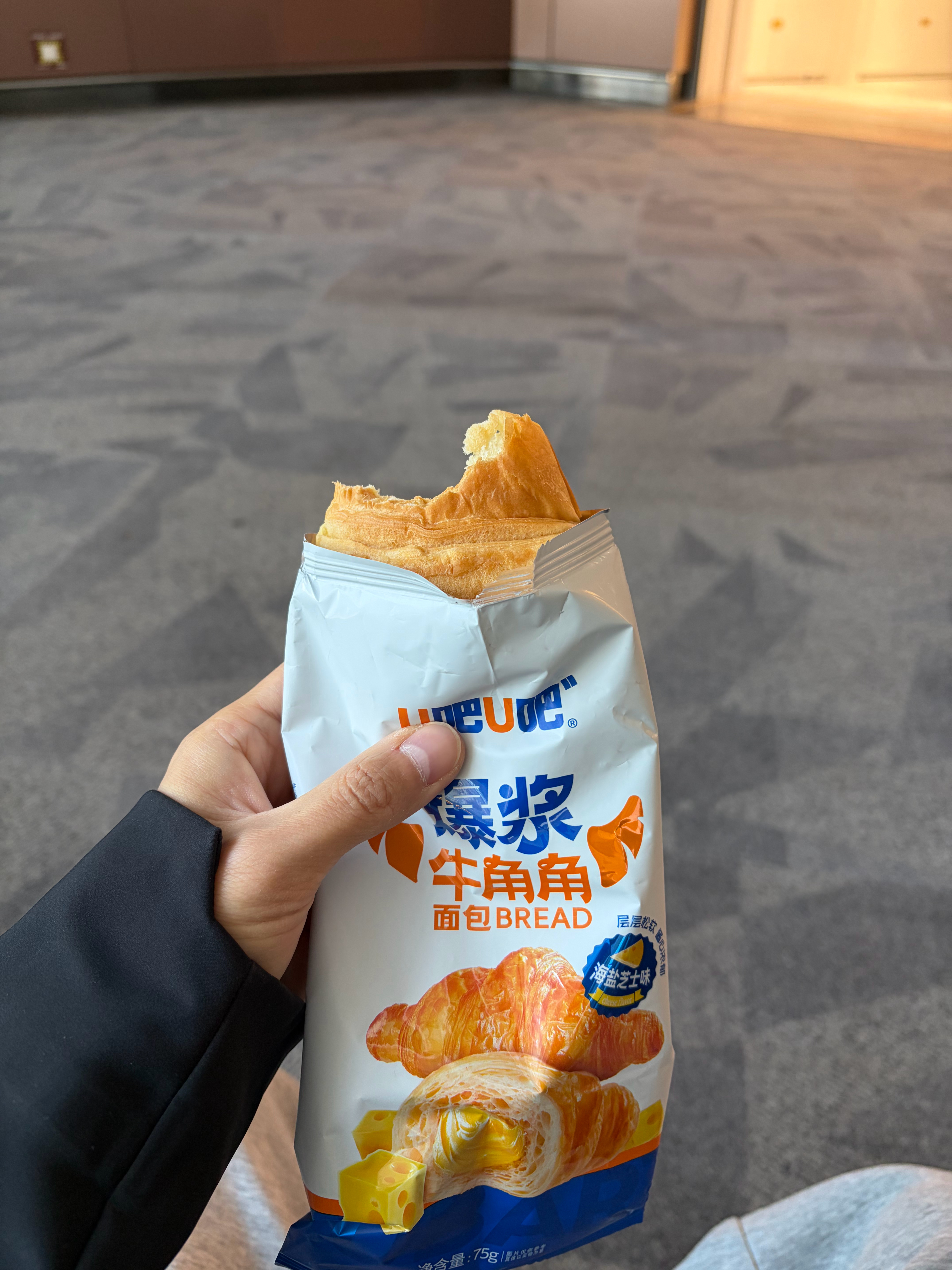 早上六点起床赶早班机，现在已经在登机口吃上早饭了[困][困][困]早起真的太痛苦