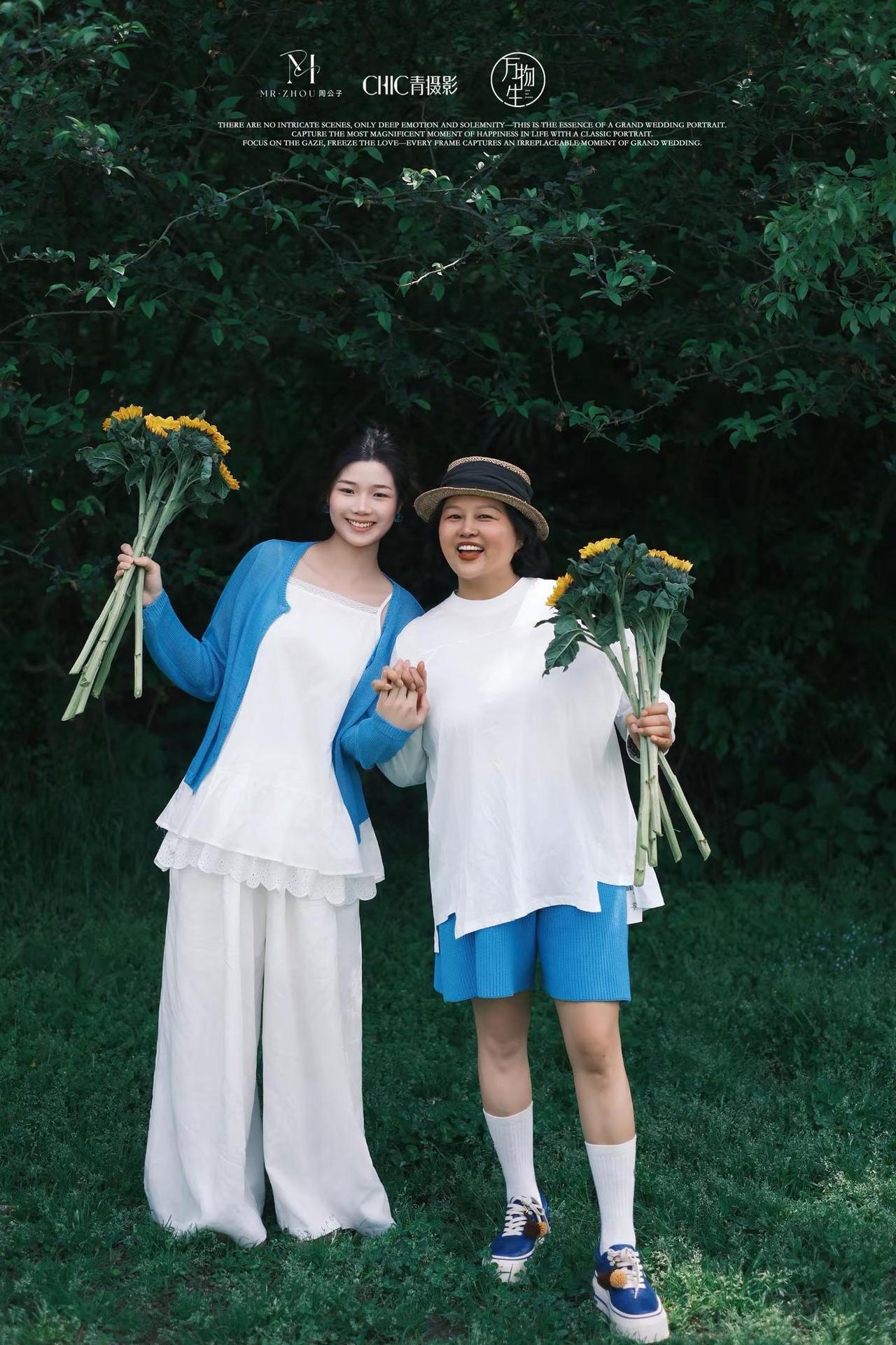 好喜欢。谁懂啊！和儿媳妇逛街直接撞款穿搭✨蓝白配色直接焊死在身上手牵手逛公园，连