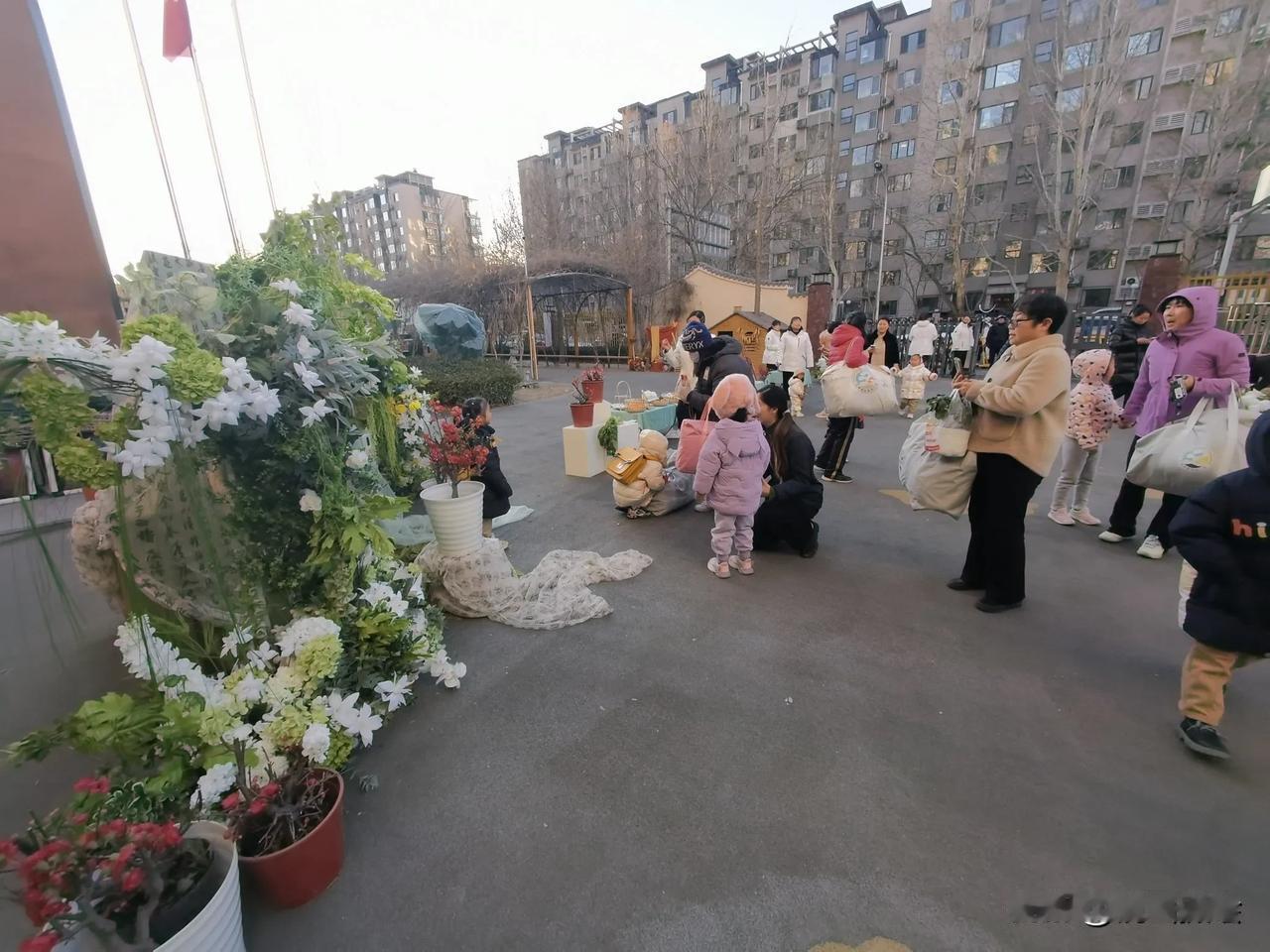 2月17日，北京海淀区某幼儿园迎来了年后开学季，布置的迎生现场充满了温馨。开学季