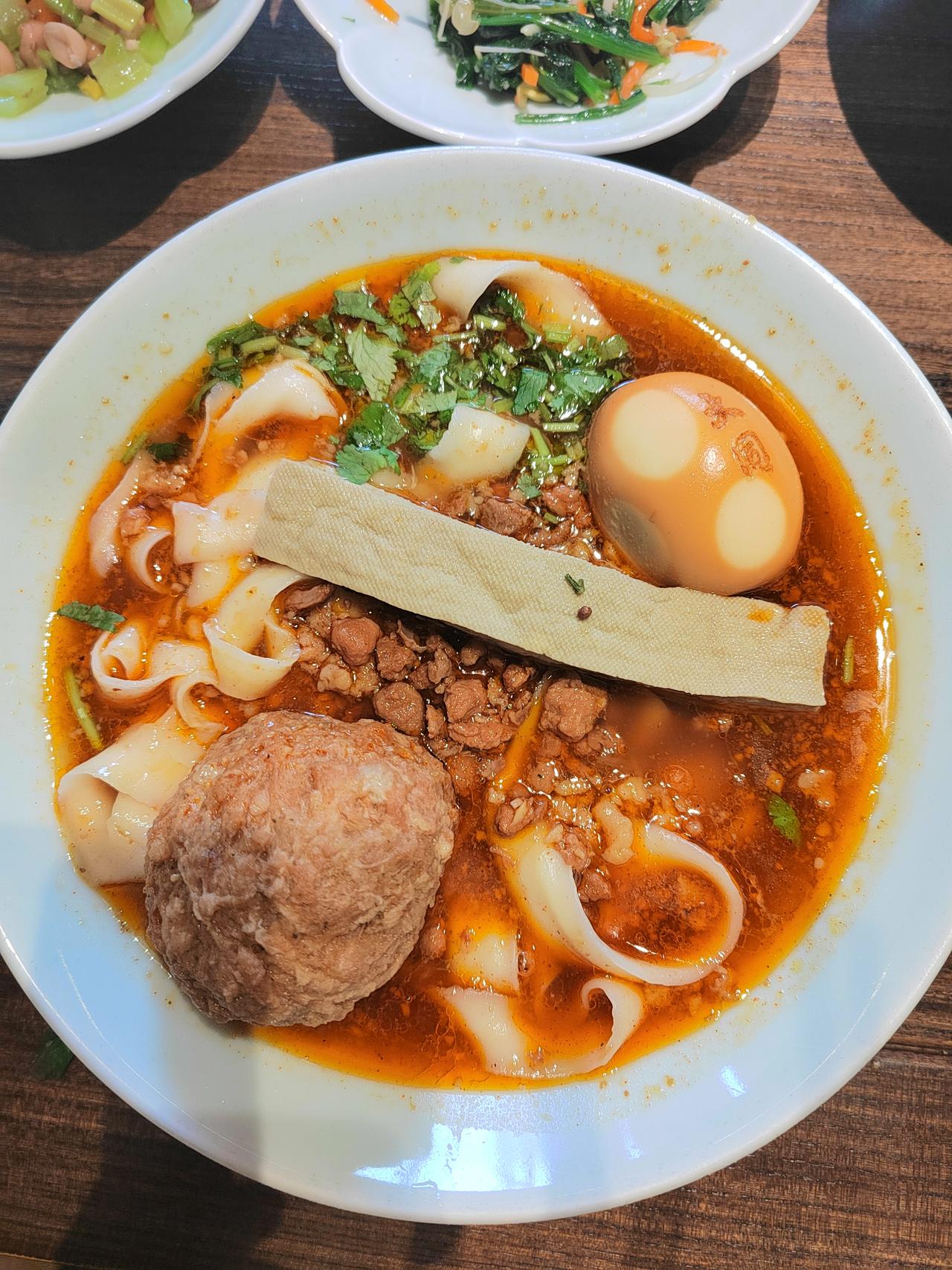 职场职场中必备的燃料：
1.可以迁移的技能，而不是只适用于一家单位的技能
2.对