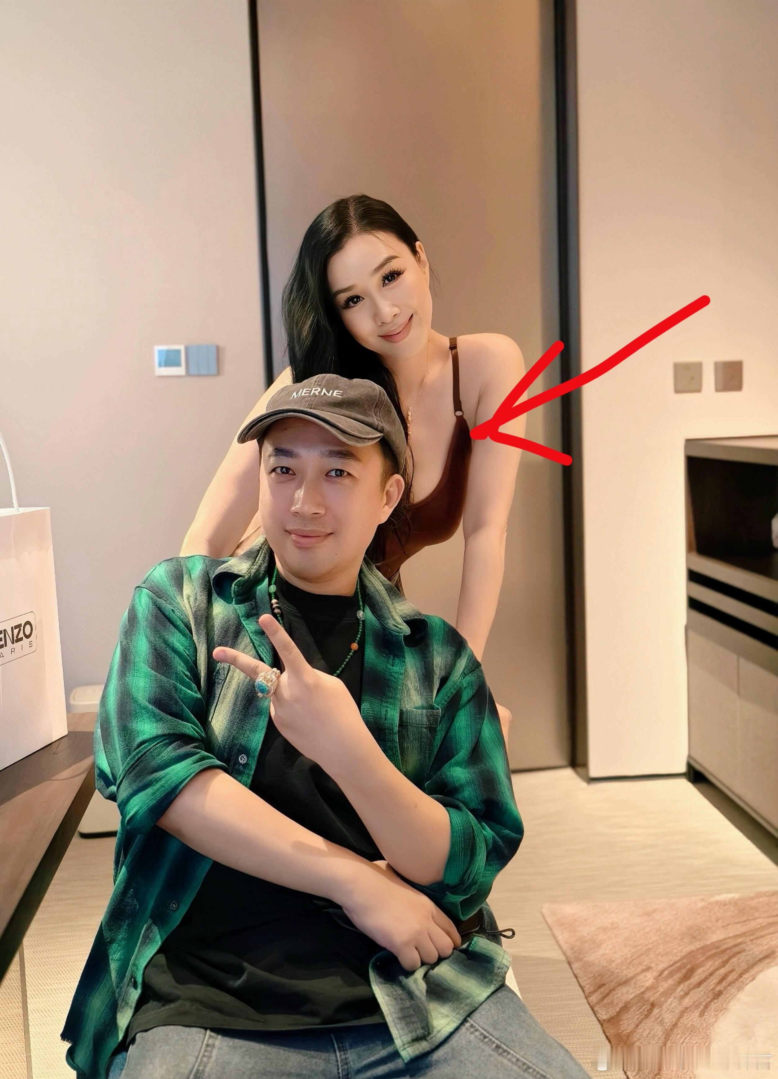 于正晒与钟丽缇合影，法拉利老了也是法拉利 ​​​