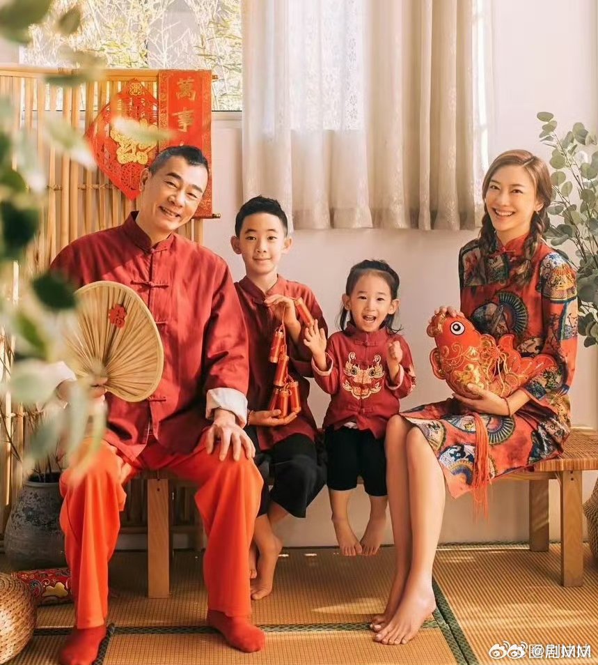 陈小春曝Jasper现在爱耍帅陈小春说儿子喜欢讲话压低声音装酷，觉得自己是个男人