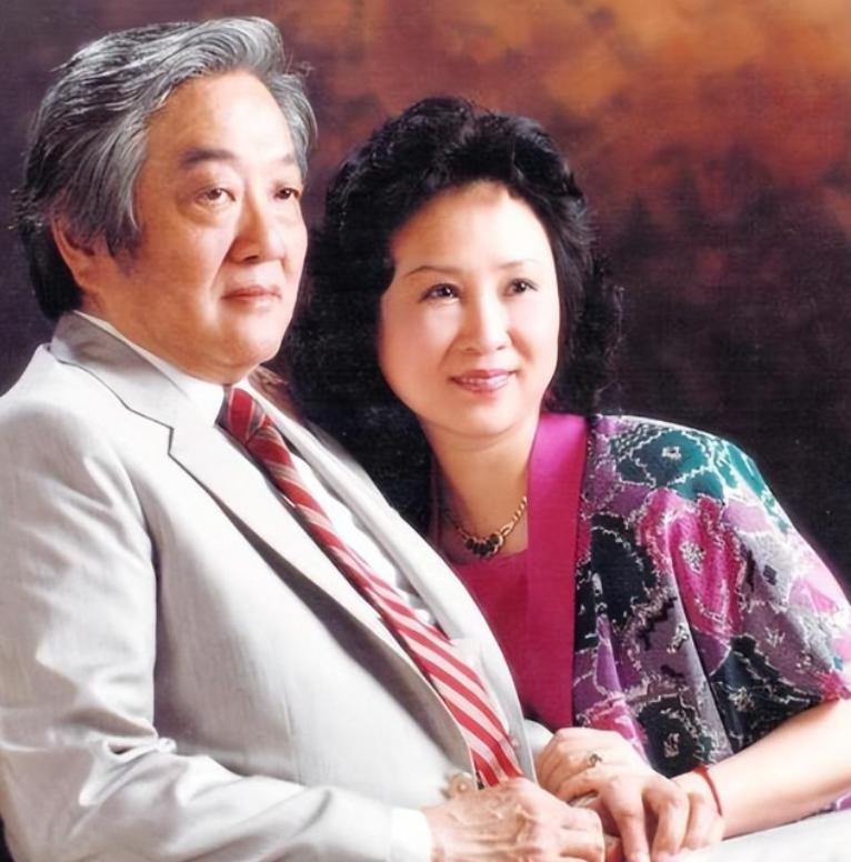 1964年，琼瑶离婚后，做了平鑫涛的情妇。当时平鑫涛的妻子哭着求她把丈夫还给自己