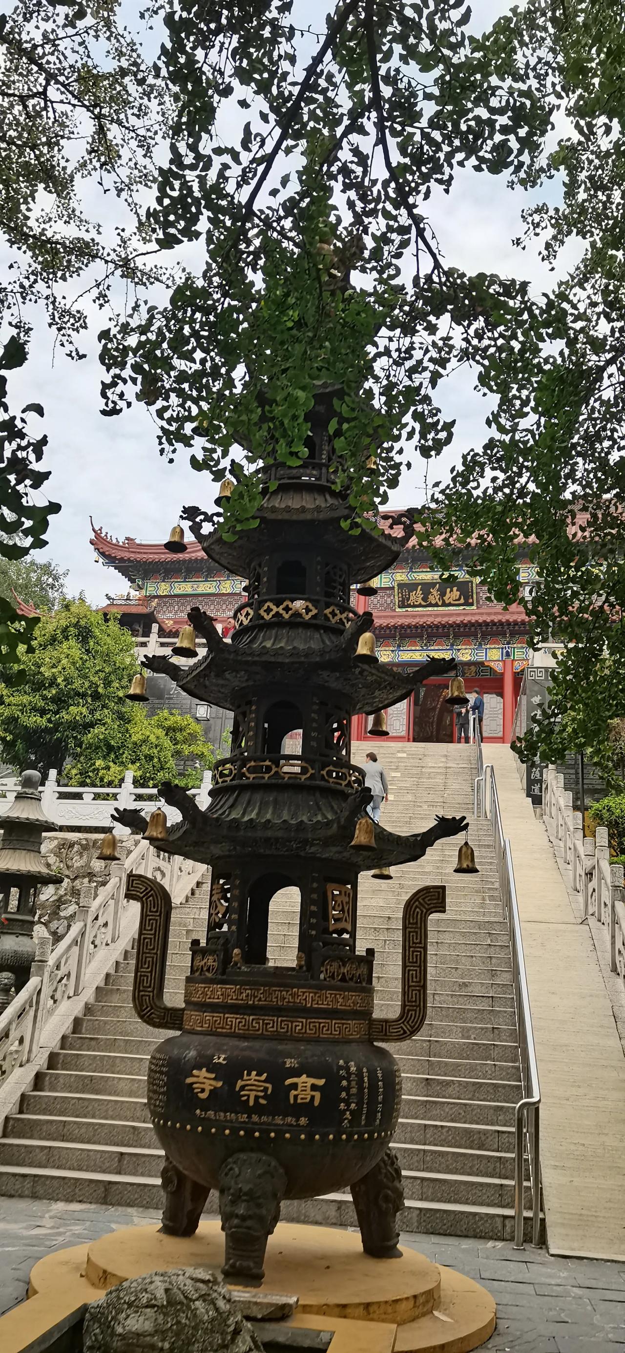 高崇寺新修，古韵犹存情。
青松掩映处，铁塔耸山生。

檀香袅袅起，钟声阵阵清。