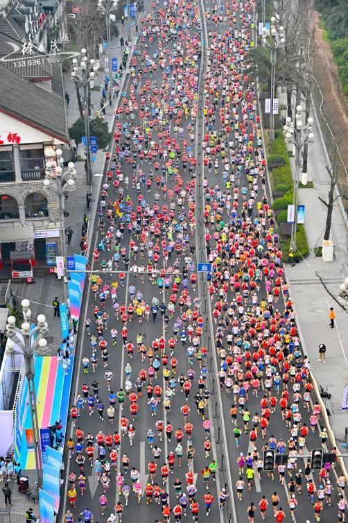 今日早上7点30分，2025长安汽车重庆马拉松，在重庆南滨路海棠烟雨公园鸣枪开跑