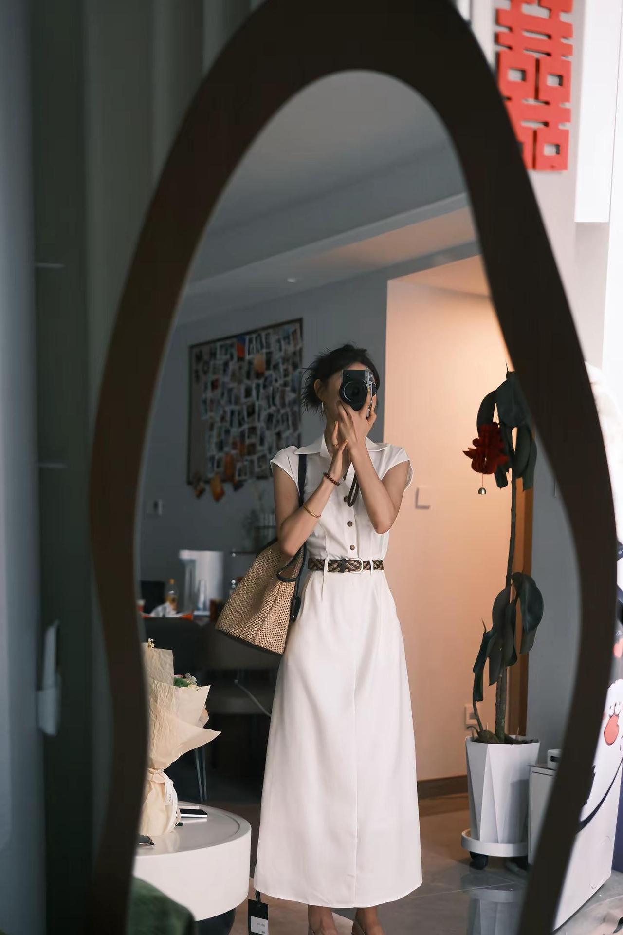 越来越喜欢简单款的衣服～极简白色连衣裙 港风白色衬衫连衣裙