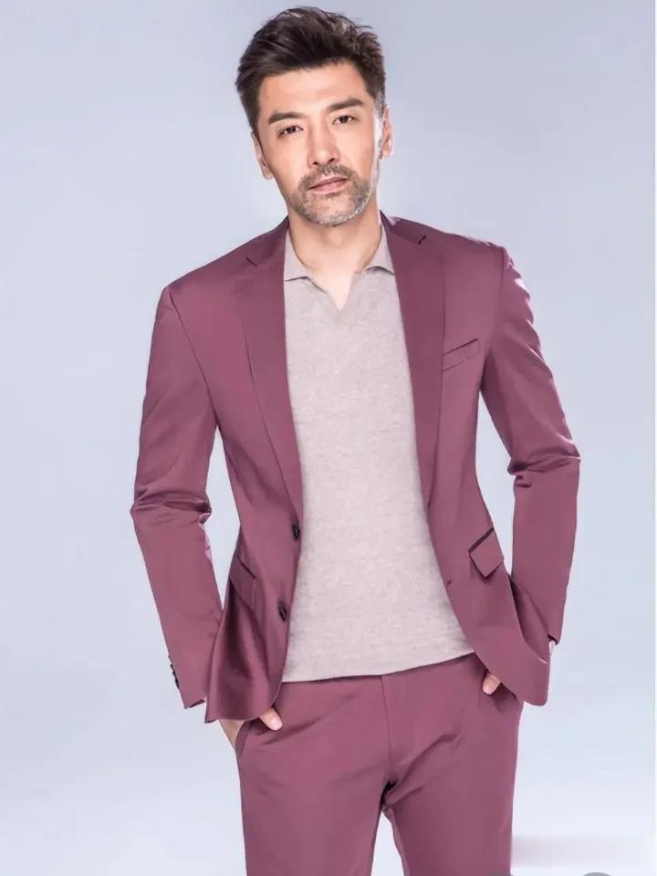 一直以为他60多岁了，胡子拉碴的，老演爸爸角色，没想到人家是74年的，今年才49