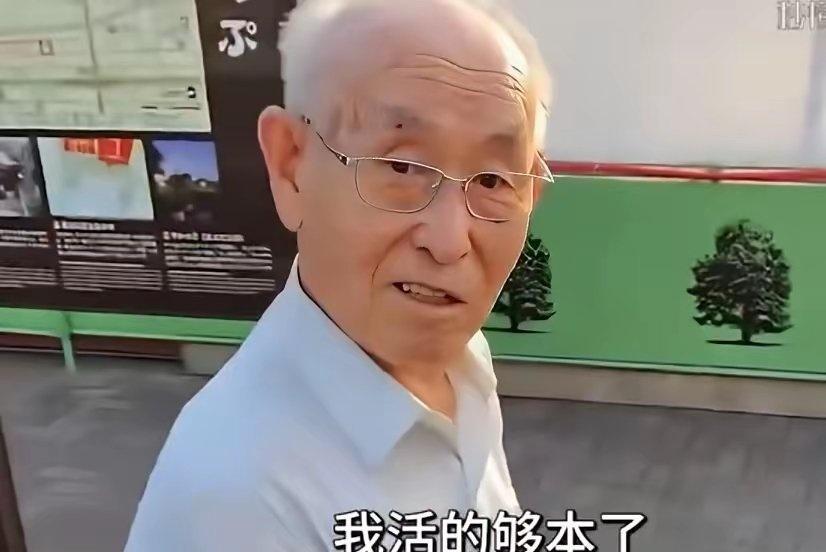 看日本的一档访谈节目，一位投票给右翼的老年受访者的话，令人不寒而栗：养老金难以为