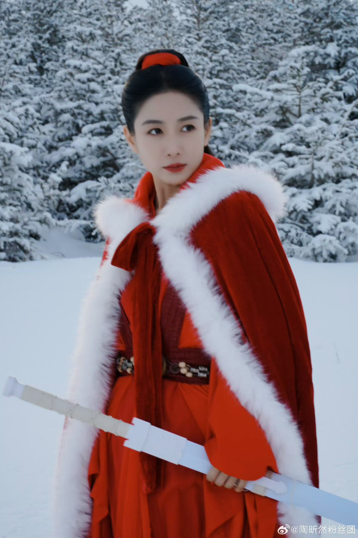 陶昕然说彩排的时候还没疯陶昕然回应像冷宫里的妃子谁能拒绝真实又有梗的陶昕然啊，面