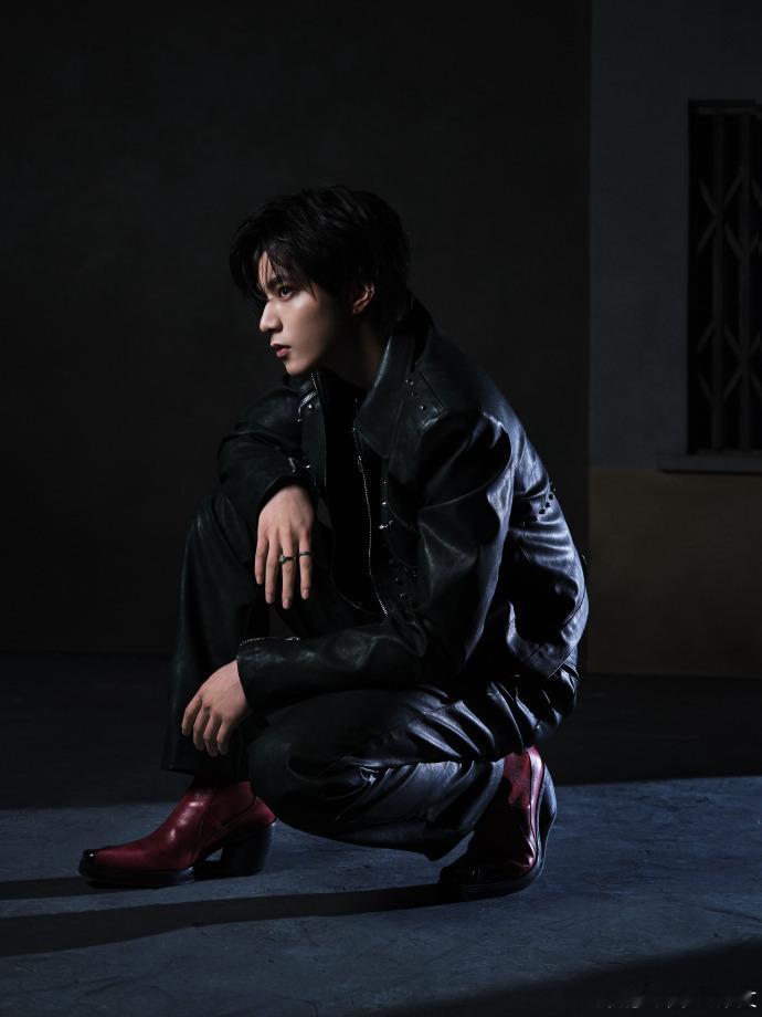 刘耀文留下一条线索 、刘耀文铆钉皮衣look硬朗铆钉皮衣，搭配清冷气质，刘耀文用