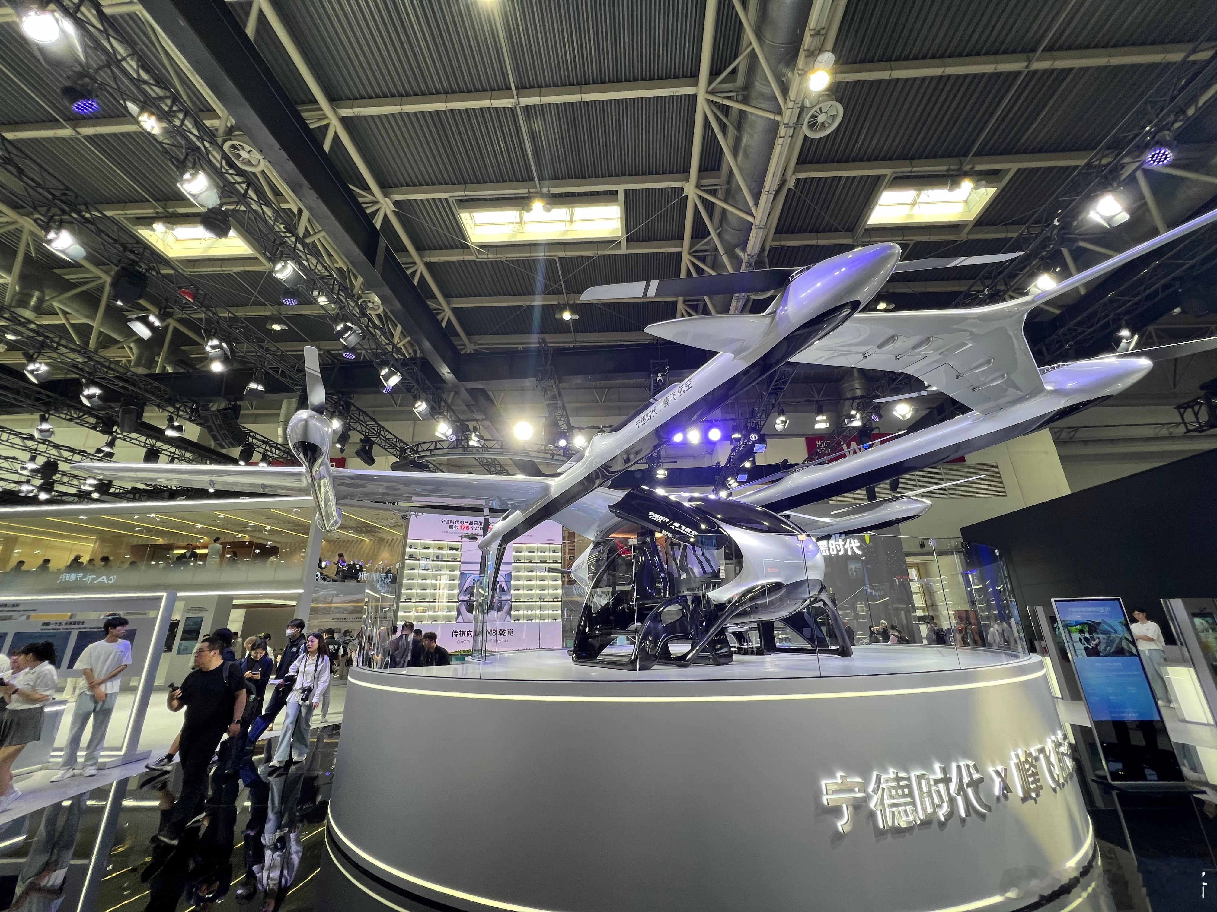 车展上很吸引眼球的展品，峰飞大家不熟悉，但宁德时代熟悉吧，宁德时代也是他们的投资