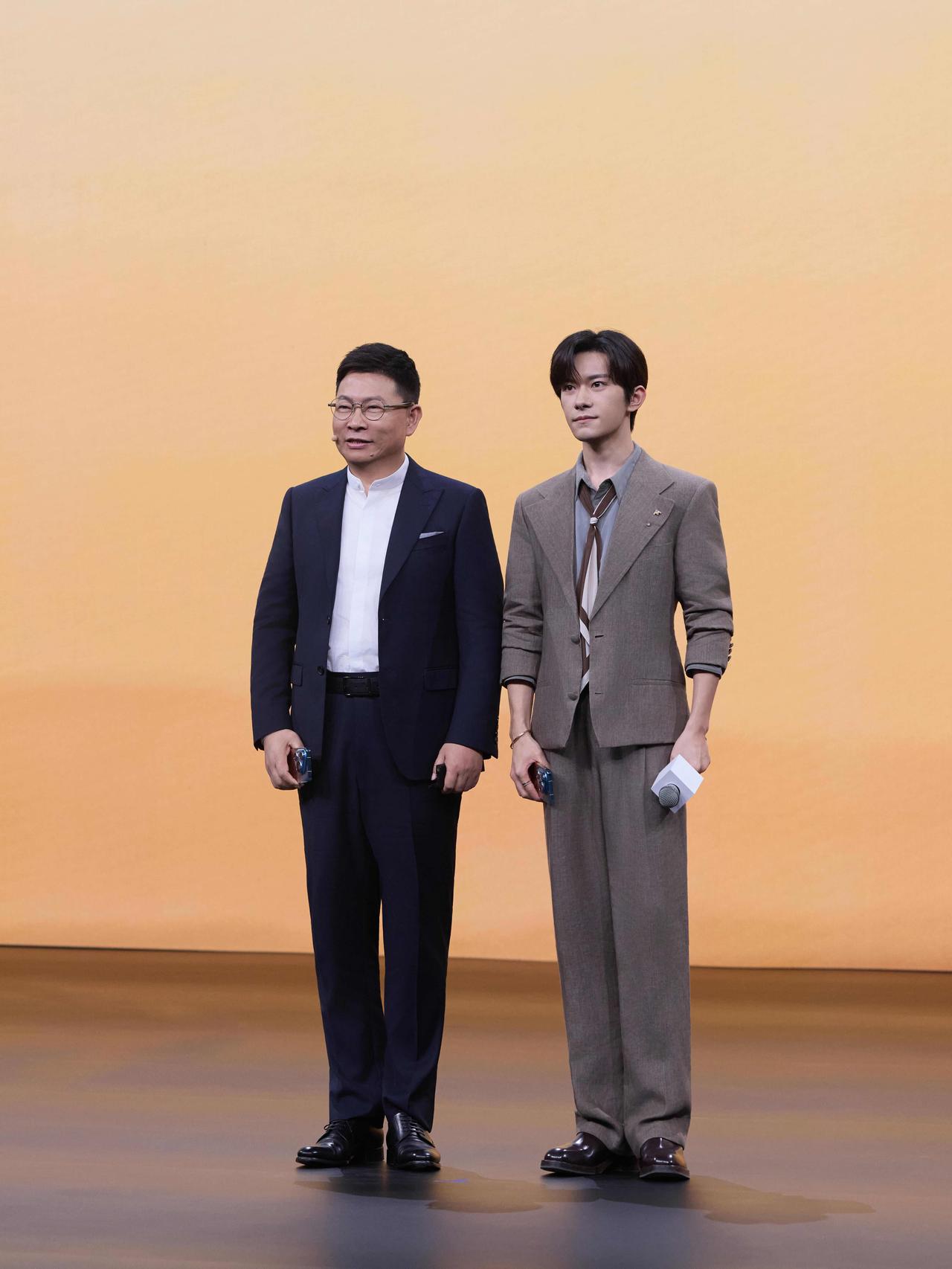 余承东和易烊千玺站在一起，大佬和鲜肉的感觉，太板正了，千玺好样的！
看余总笑的多