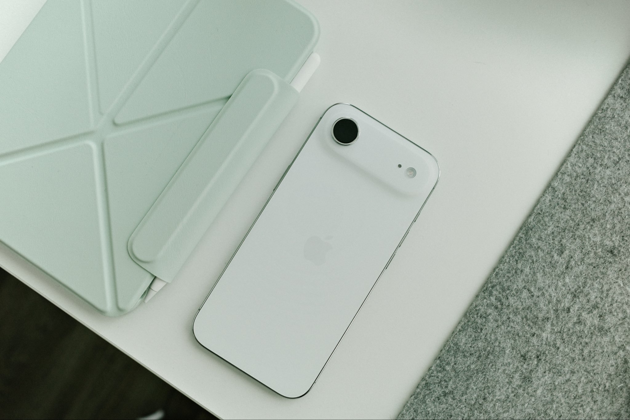 我之前以为iPhone Air销量不佳，是国内受eSim限制的缘故，但其实在国外