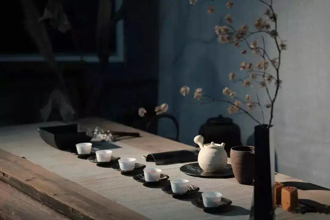 当繁华成为代价·默斋主人原创散文翻遍经济学书卷，始终找不到这样一行注解：那些一路
