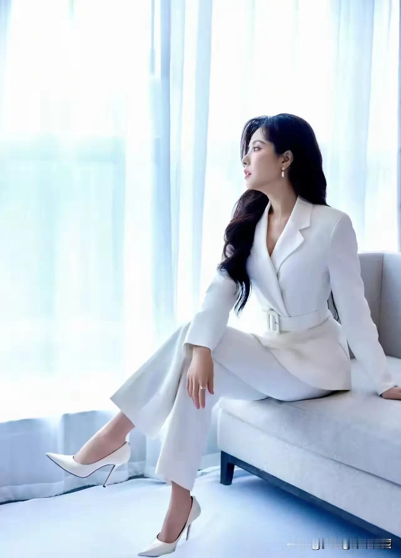 《百年孤独》中的一句话：

“世界上凡是人群聚集的地方，谈论的话题无外乎三个：拐
