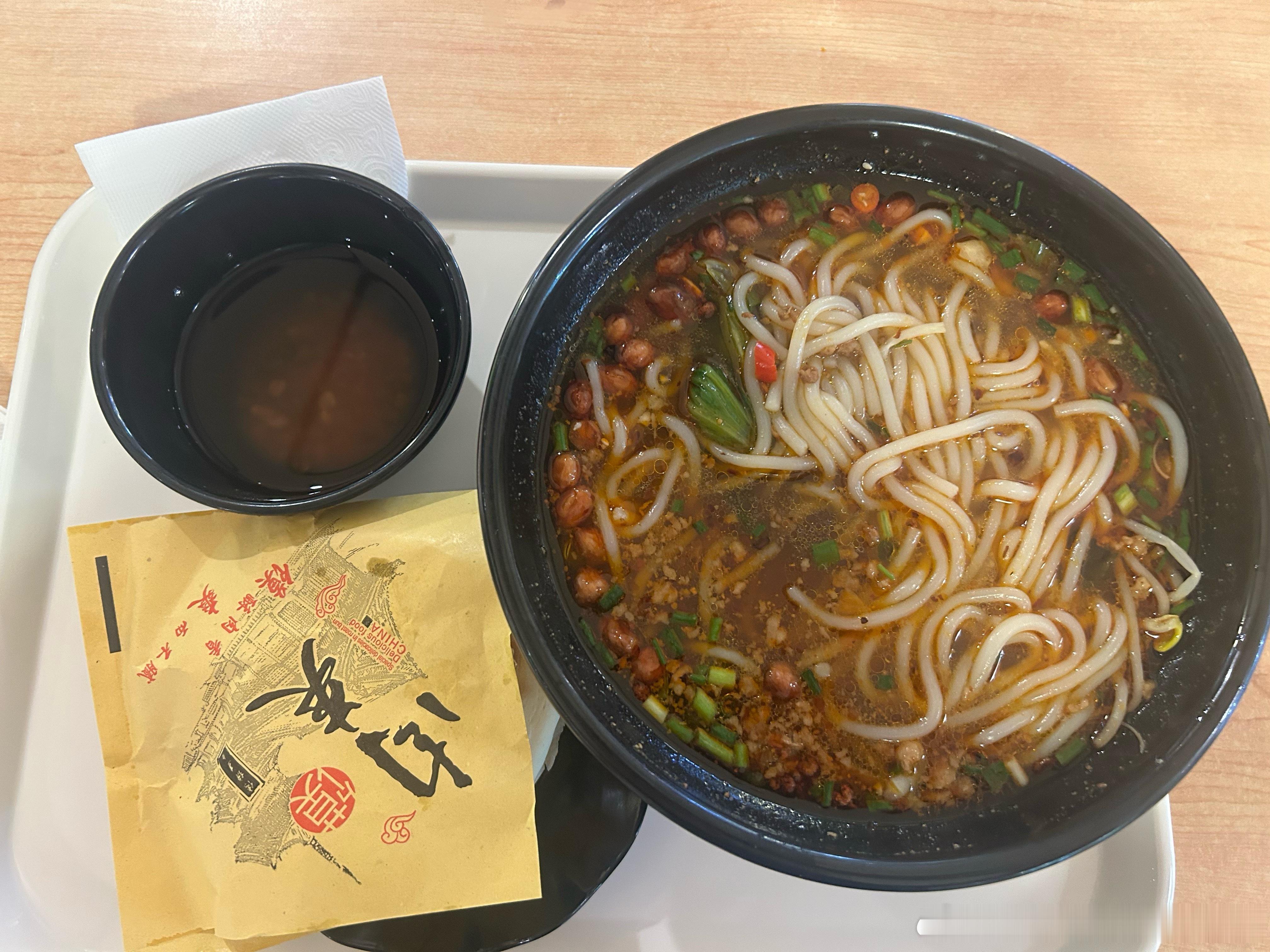 中午的肉夹馍也是预制的袋装的百吉饼，电饼铛上烤一下，夹点提前剁好放在深盘子里的肉