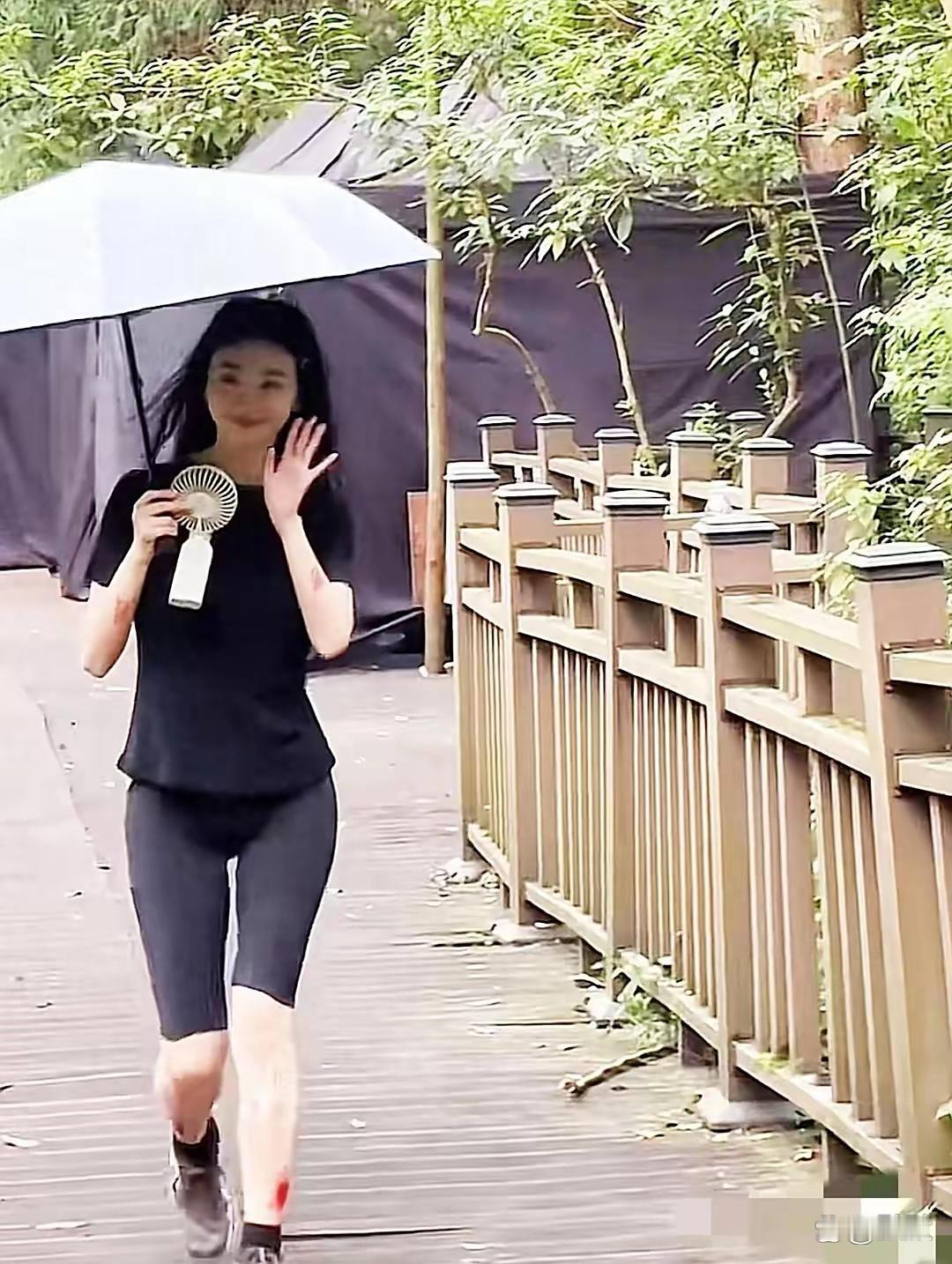 36岁景甜公园拍戏，肤白曲线绝，紧身裤超加分～ ​​​