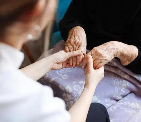 女子婆婆和丈夫相继去世，公公退休后独自生活，谁知他性情大变，和人发生纠纷，被判服