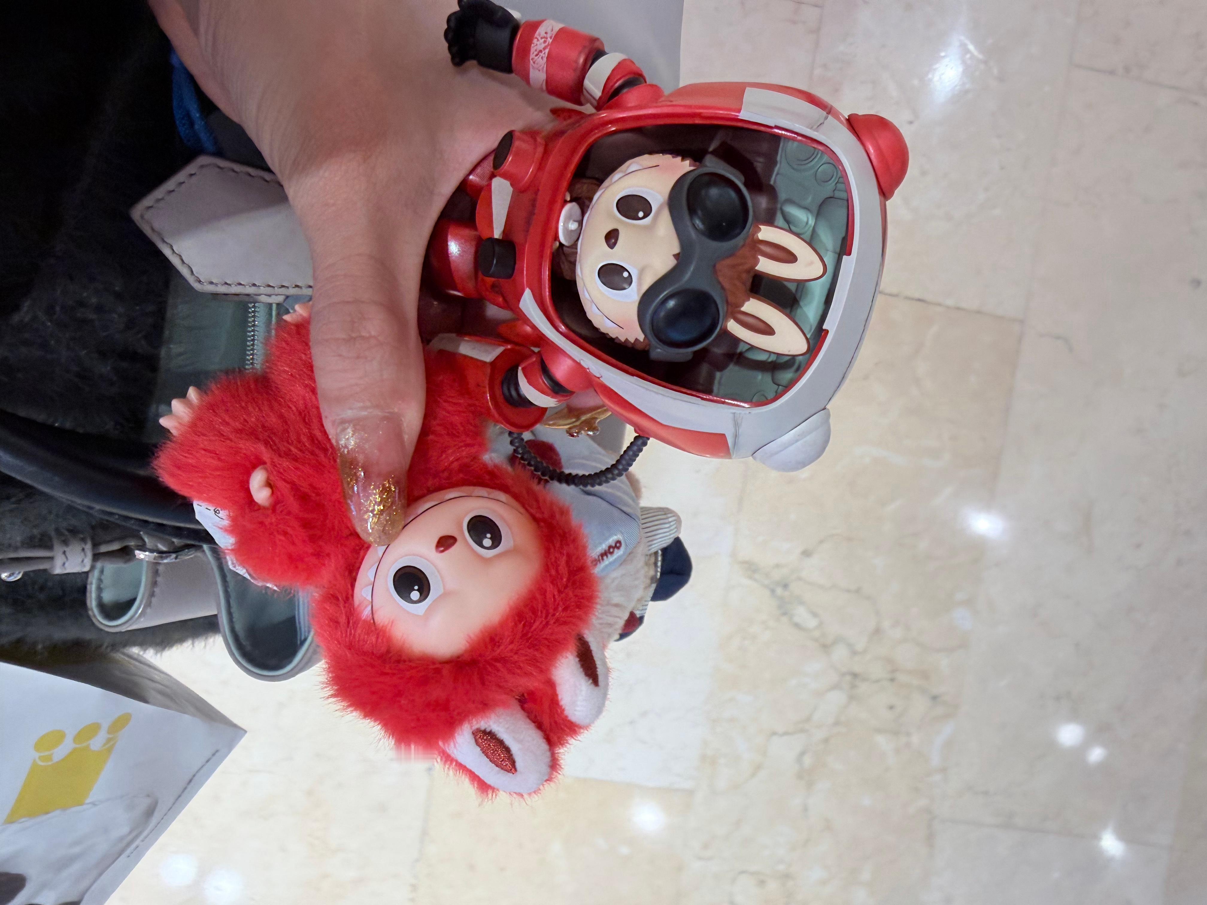 过年在泡泡玛特抽了两个盲盒 全是红的。。但是那个红的心动密码也太丑了 想气死我 