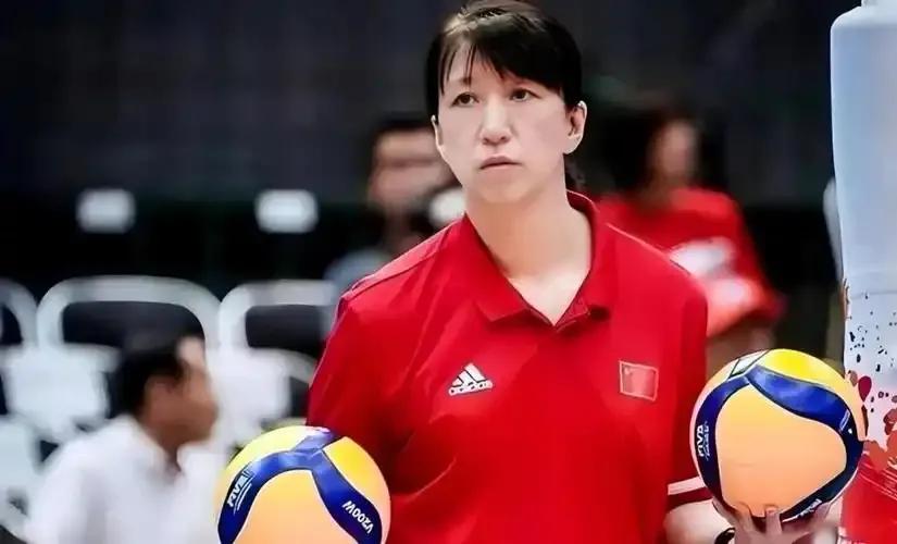 赖亚文，这位被球迷誉为“亚洲第一副攻”的女排铁娘子，33岁才与空军军官刘国军携手