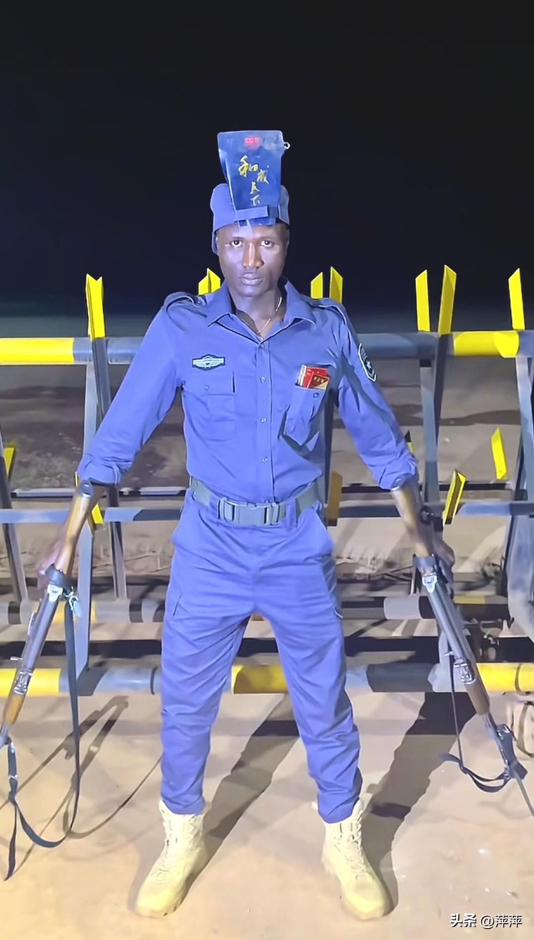 图片来自网络。这位黑人朋友站姿笔挺，姿态沉稳霸气，自带强大气场。虽然装扮混搭，却