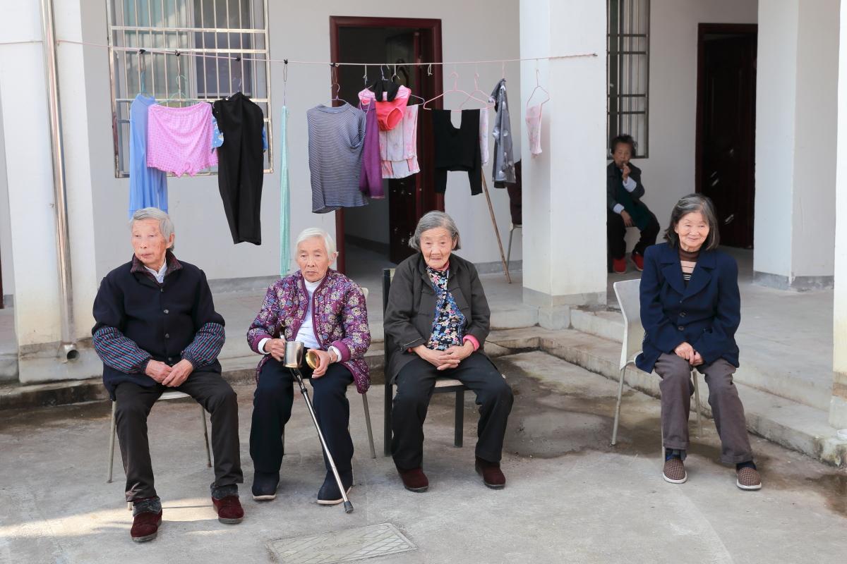 丧心病狂，连老人活命钱都贪吗？天理不容。
身居一方要职，本该为民办实事谋福祉，却