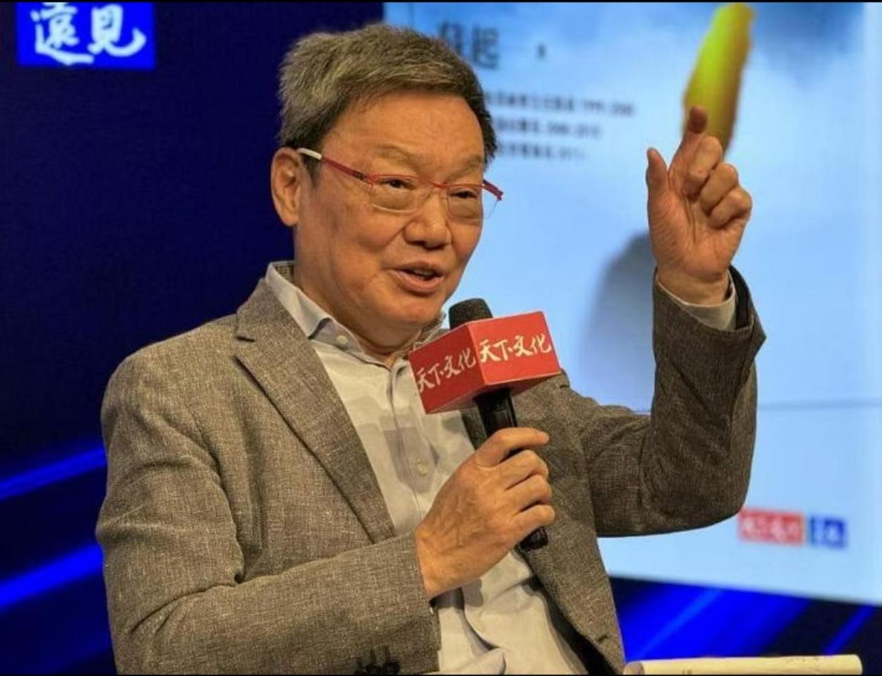 国民党主席郑丽文这次率团参访大陆，成员当中有一人不得不提，甚至可以说看到他就已经