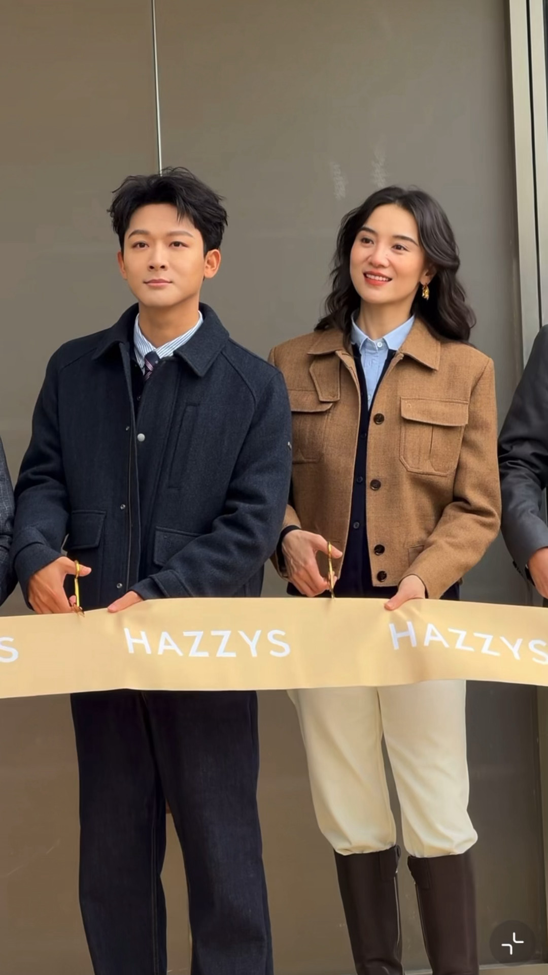 剪完立刻反握剪刀的晚意弟和wink的宋佳姐，俩人都太可爱了宋佳张晚意同框豪门姐弟