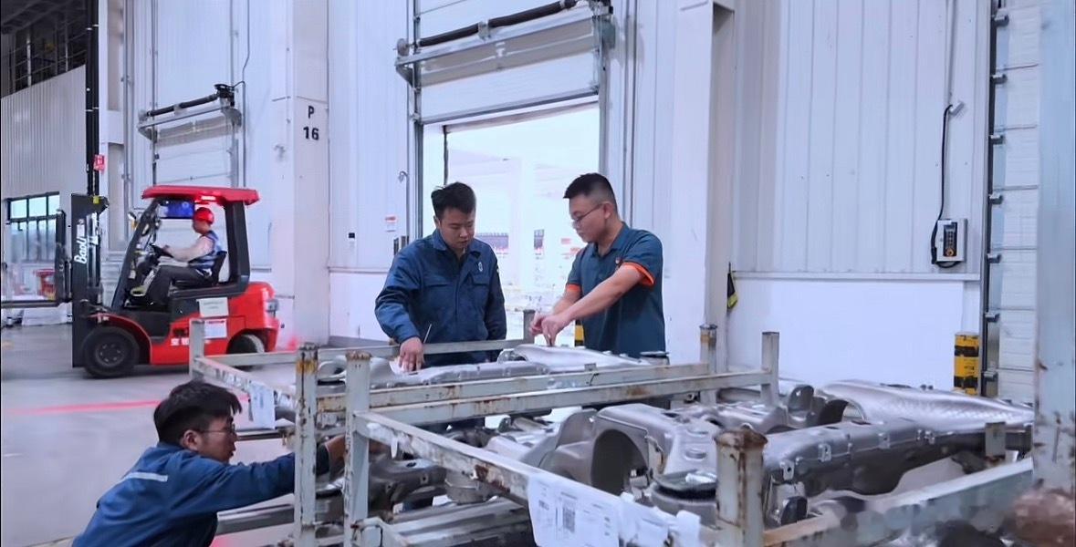 公司曾短暂鼓励员工穿得休闲些，想显得像华为那样的年轻科技公司。我搜了一下各家公司