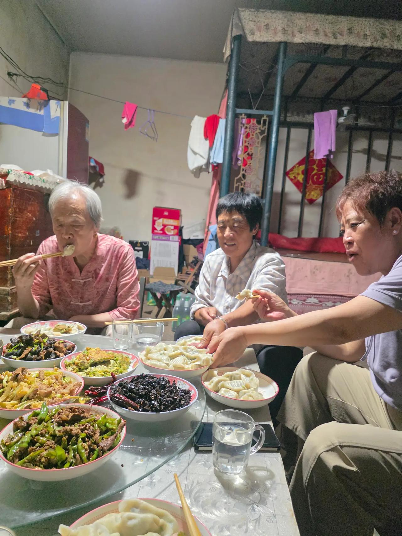 二嫂是个实在人，她对别人的好从来不体现在嘴上，而是行动上。比如家里有人吃饭，哪怕