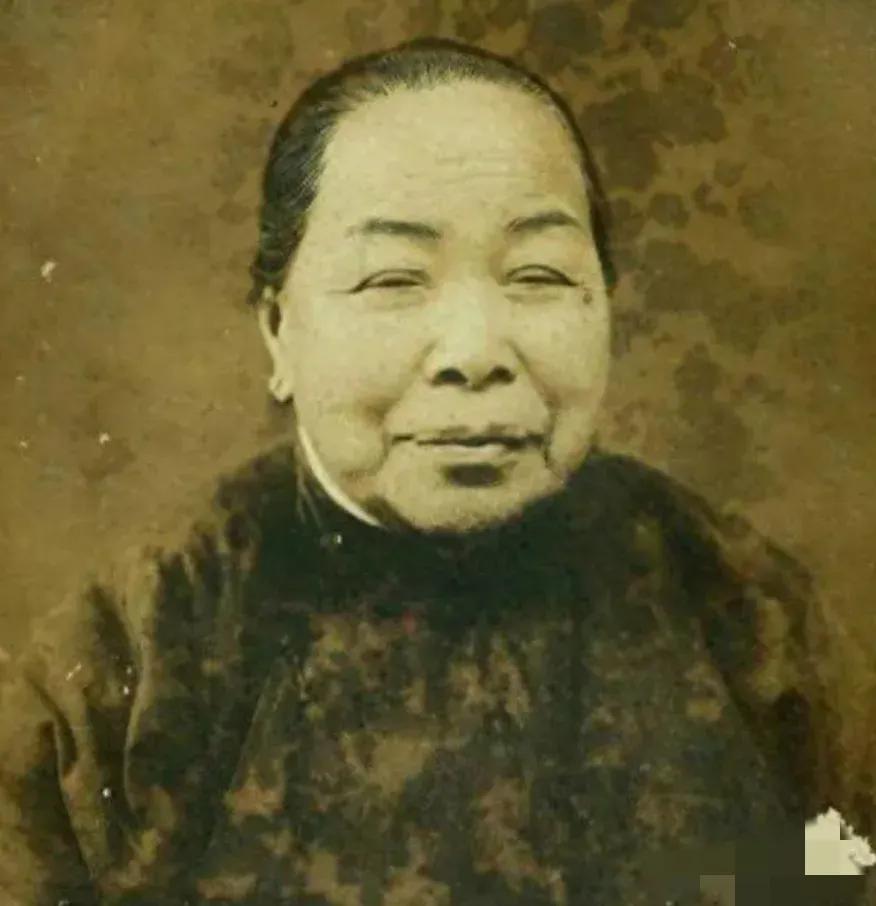 她是被蒋介石牵挂了一生的女人，1965年，周总理把她秘密送往台湾，蒋介石和宋美龄