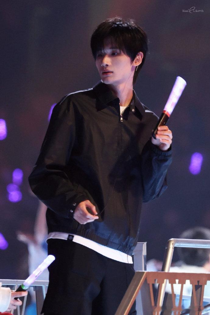 在张杰演唱会偶遇余宇涵余宇涵沉浸式参与张杰演唱会，还登上巡场车互动，太让人羡慕 