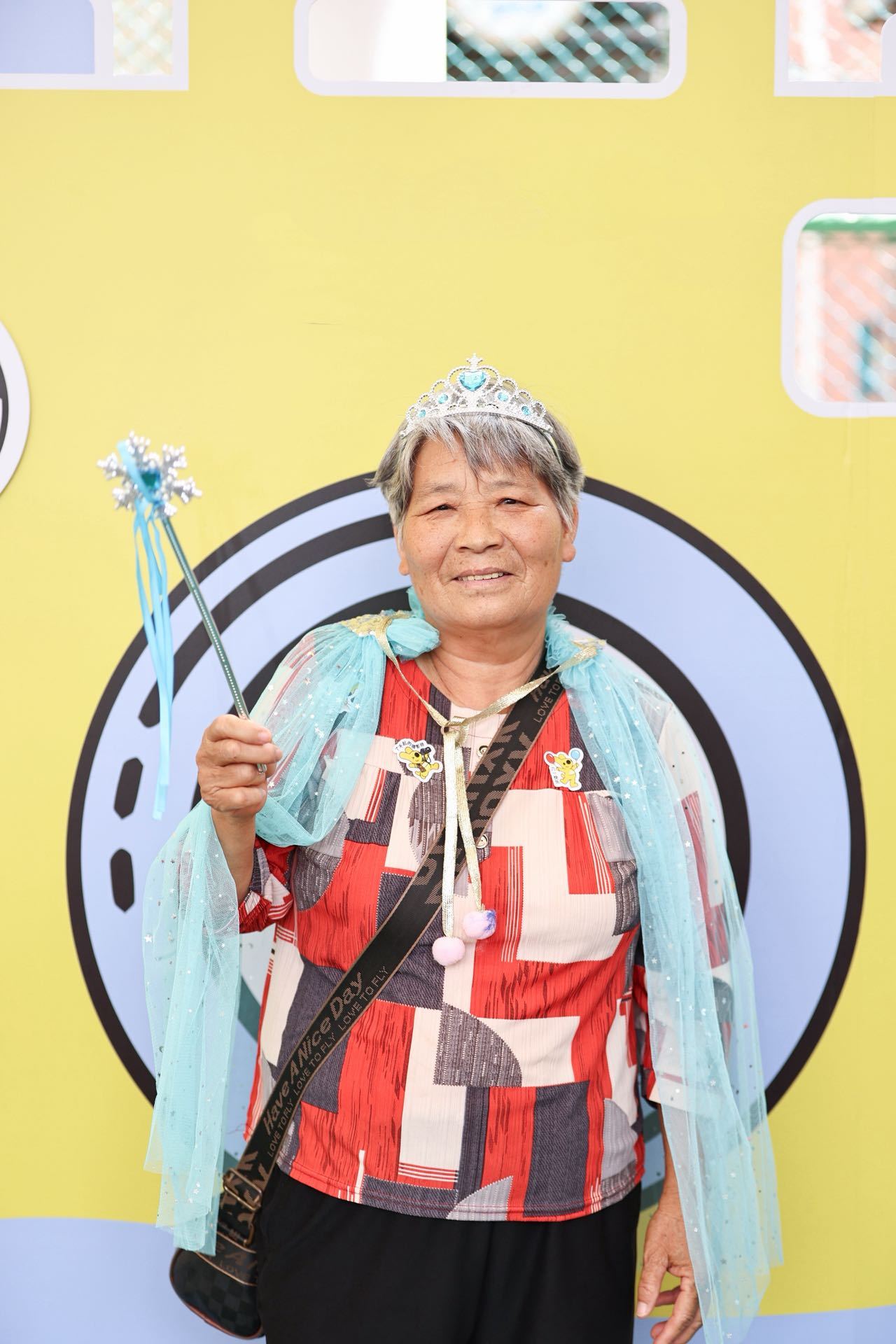六一手艺人把主题乐园搬到了家门口梳美美的发型，换来童真小礼物，孩童间简单又有趣的