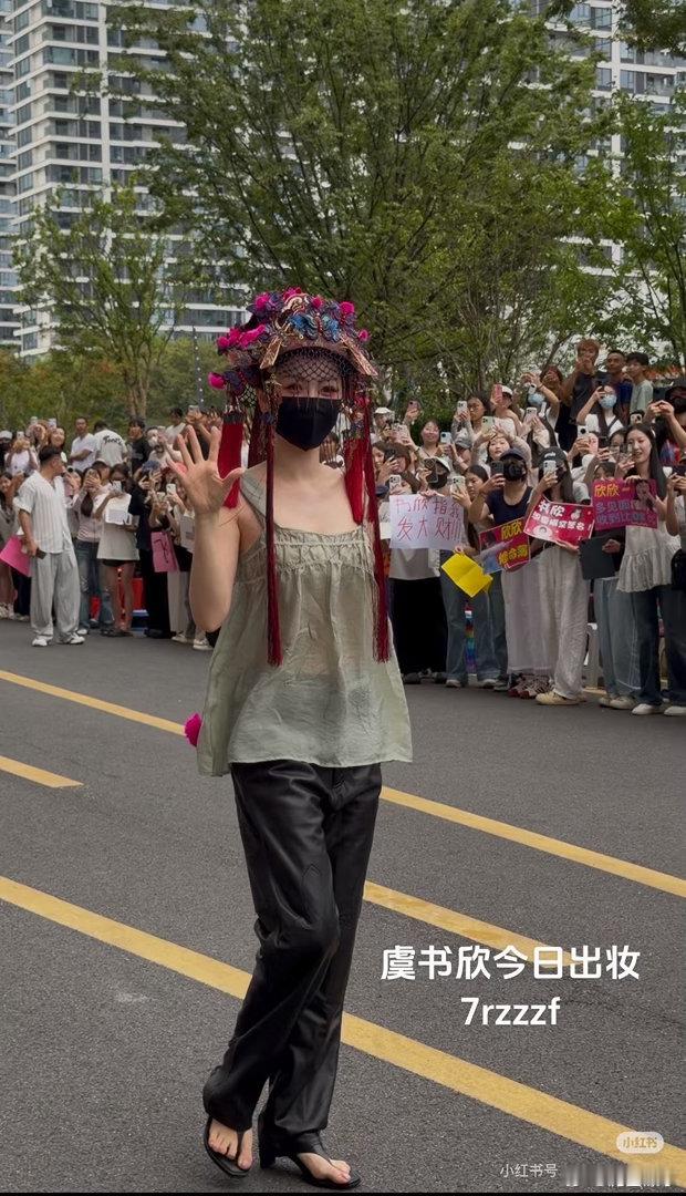 虞书欣古子成大婚路透这造型漏出来不用保密了，只有脸需要保密 
