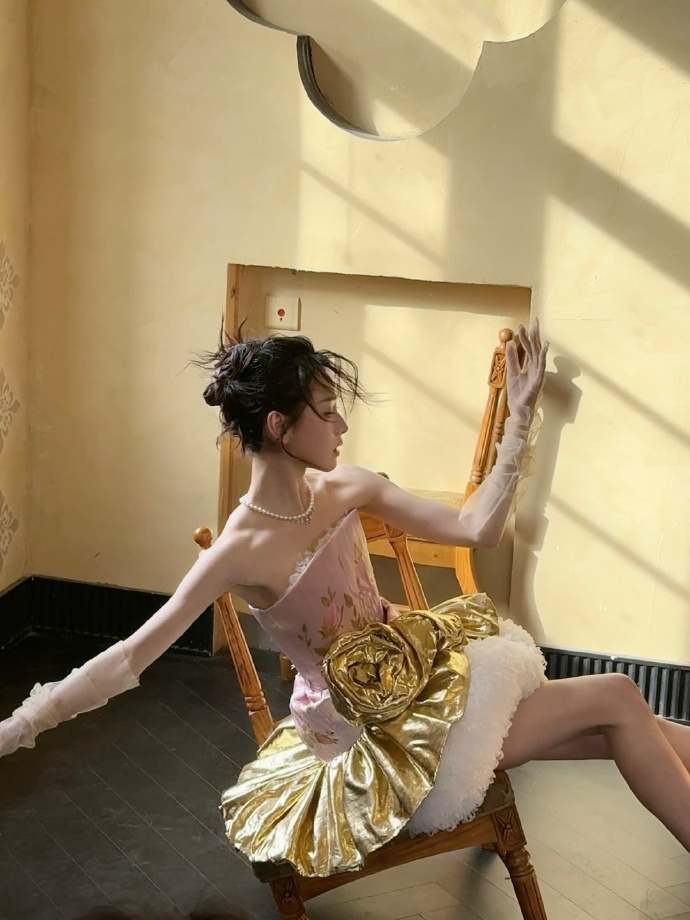 鞠婧祎陈都灵都有无限流待播剧进组啦稳稳的很安心