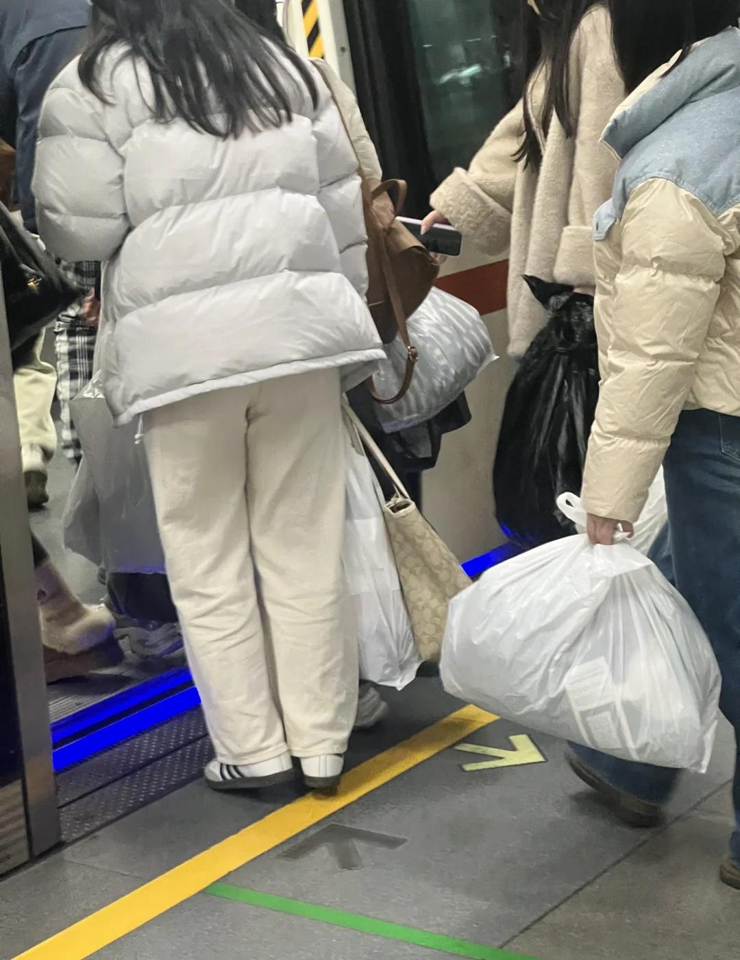 求问杭州人民！这是在干嘛！！
观音堂地铁站9号线方向全都是白色塑料袋！！
到底是