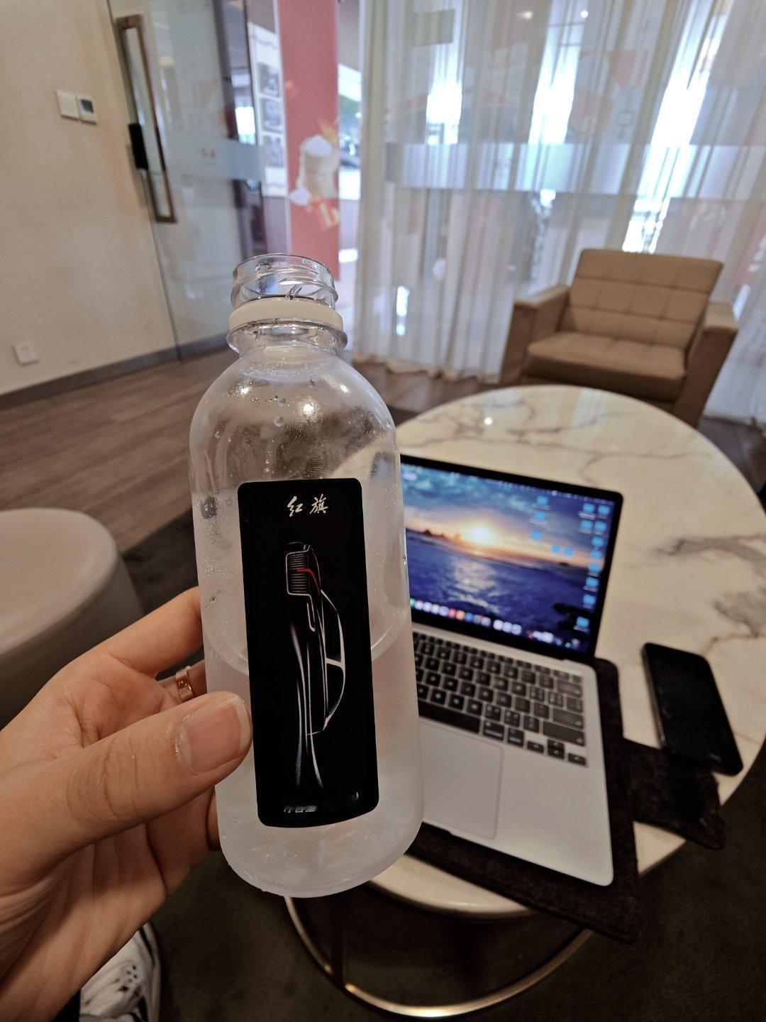 来宁波的红旗店里给魏sir的红旗天工06 贴膜大家感受一下红旗店里安排的顾客餐可