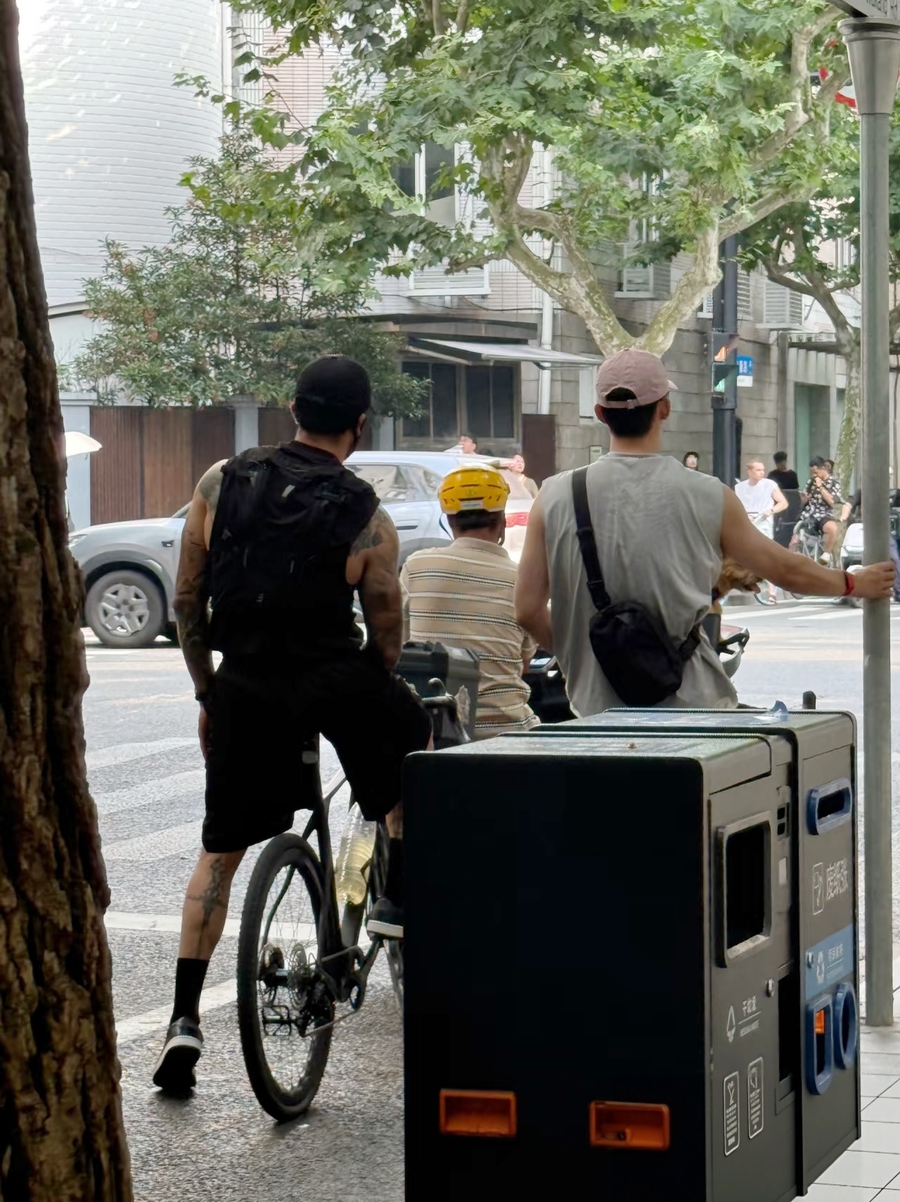 黄景瑜︱今日份路人偶遇20260718嗯，傍晚了，骑行三人组又出门了，哈哈哈，今