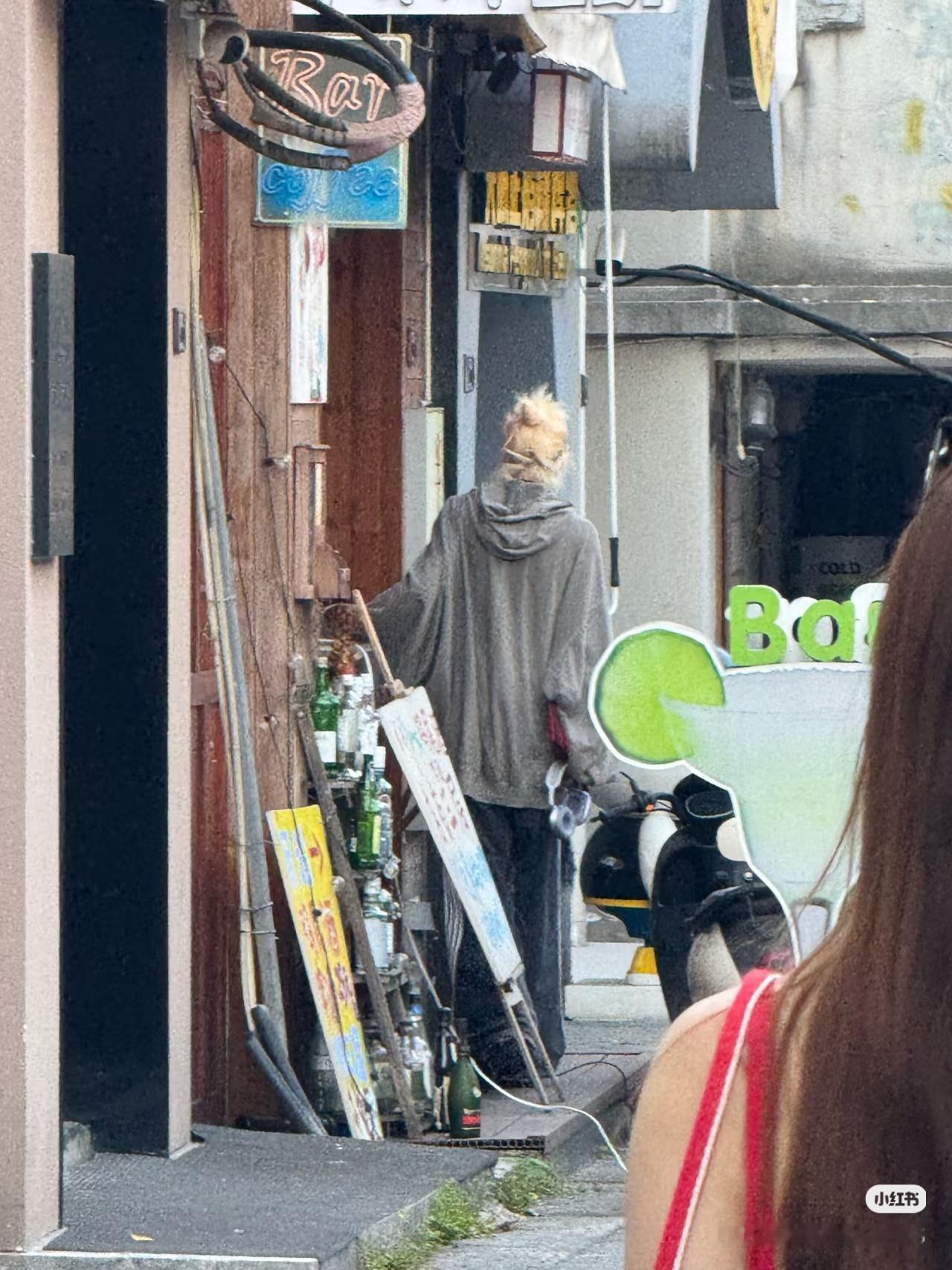 特别像被偶遇的兔大宝轮完步履蹒跚离开 ​​​