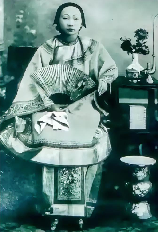 1961年，18岁的马月兰，被时年58岁的伯父马步芳强行霸占。可没过几个月，马步