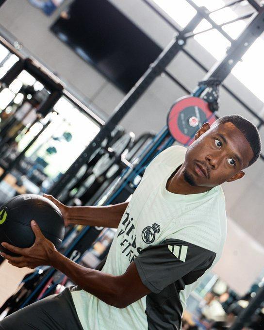 根据西班牙《马卡报》的消息，皇马后卫阿拉巴已经向主教练阿韦洛亚表达了对自己在球队