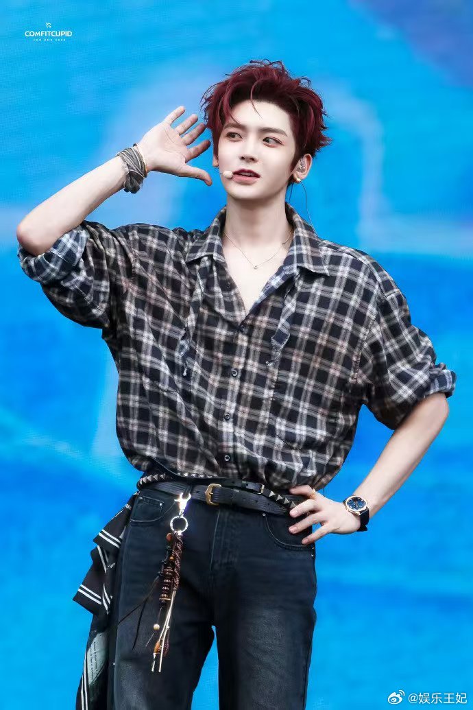 侯明昊红发背头 偶遇奇遇记现场的侯明昊，红发背头造型狠狠戳中审美。没有多余的碎发