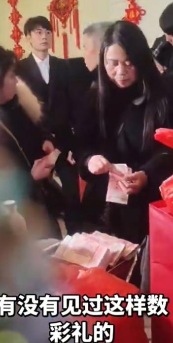 女方真丢脸！结婚当着所有宾客的面把彩礼钱一张一张的数，给人的感觉就是买卖钱货两清